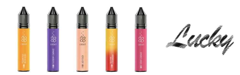 П’ять флаконів рідин LUCKY Salt з різними смаками: Pineapple Grapefruit, Blueberry Lemonade, Juicy Peach, Strawberry Mango і Berry Lemonade. Логотип Lucky справа у рукописному стилі.